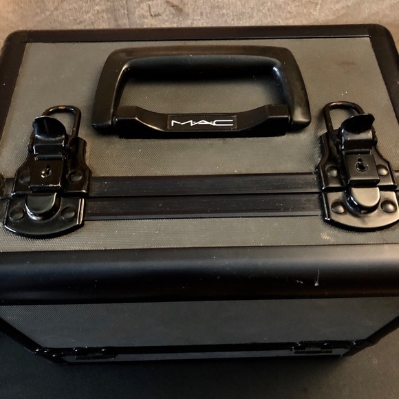 🌺🥰 MAC Train case , Tote Bag & Makeup Bundle 🌺 - Picture 2 of 8